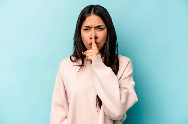 Ung Latinamerikansk Kvinna Isolerad Blå Bakgrund Hålla Hemlighet Eller Tystnad — Stockfoto