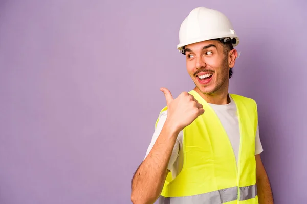 Young Hispanic Worker Man Isolated Purple Background Points Thumb Finger — Stock Photo, Image