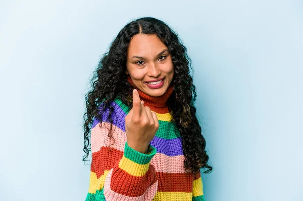 Jeune Femme Hispanique Isolée Sur Fond Bleu Pointant Doigt Vers — Photo