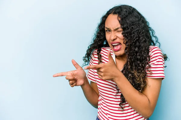 Young Hispanic Woman Isolated Blue Background Pointing Forefingers Copy Space — Stock Photo, Image