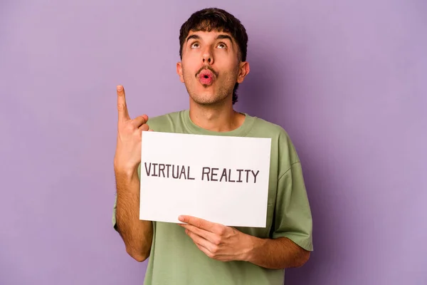 Homem Hispânico Jovem Segurando Cartaz Realidade Virtual Isolado Fundo Roxo — Fotografia de Stock