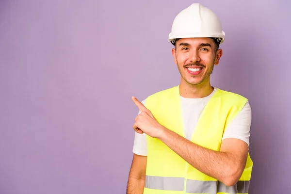 Young Hispanic Worker Man Isolated Purple Background Smiling Pointing Aside — Stock Photo, Image