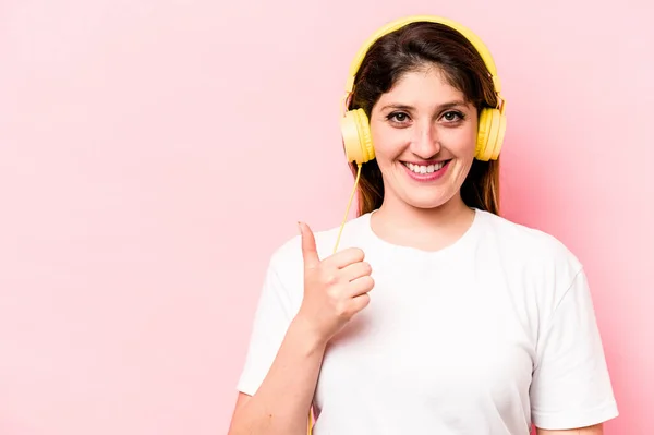 Jonge Kaukasische Vrouw Luisteren Naar Muziek Geïsoleerd Roze Achtergrond Glimlachen — Stockfoto