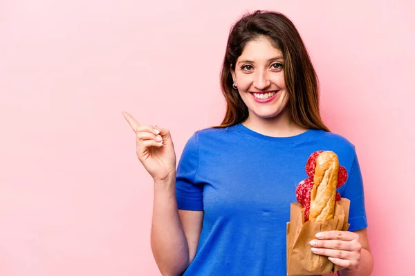 Junge Kaukasische Frau Isst Ein Sandwich Isoliert Auf Rosa Hintergrund — Stockfoto
