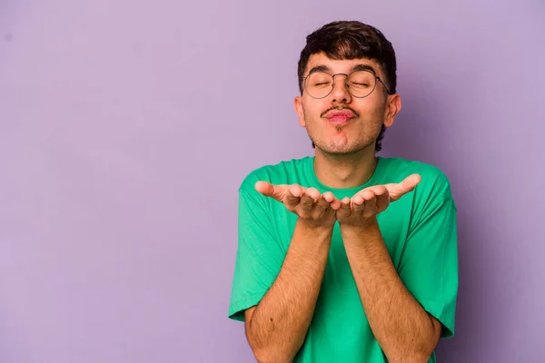 Joven Caucásico Hombre Aislado Púrpura Fondo Plegable Labios Celebración Palmas —  Fotos de Stock