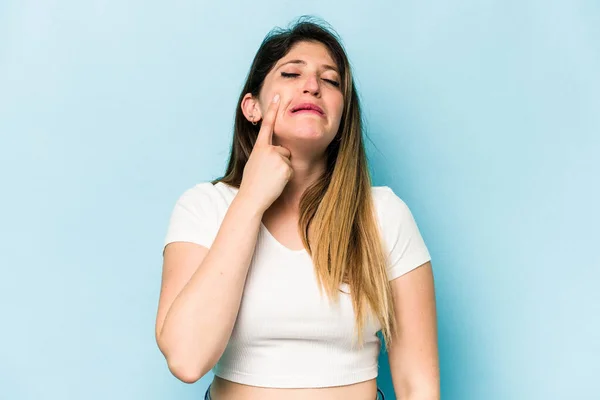 Joven Mujer Caucásica Aislada Sobre Fondo Azul Llorando Infeliz Con —  Fotos de Stock