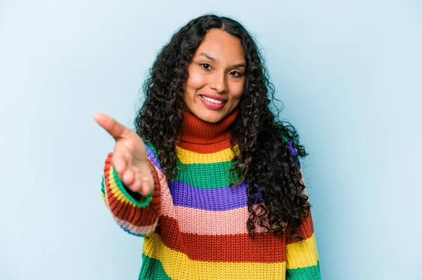 Junge Hispanische Frau Isoliert Auf Blauem Hintergrund Streckt Hand Die — Stockfoto