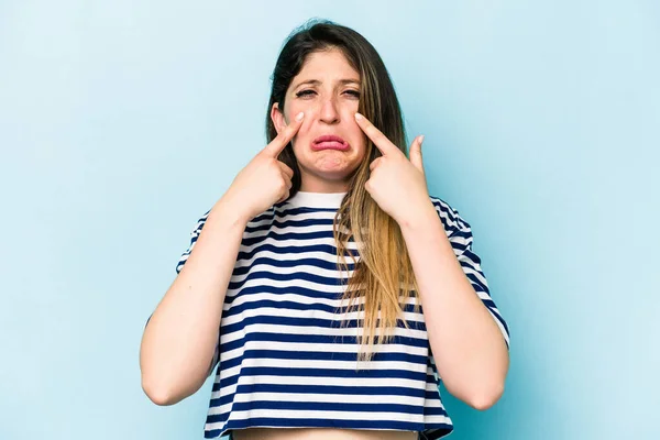 Joven Mujer Caucásica Aislada Sobre Fondo Azul Llorando Infeliz Con — Foto de Stock