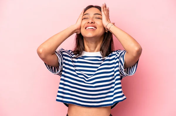 Die Junge Hispanische Frau Auf Rosa Hintergrund Lacht Fröhlich Und — Stockfoto