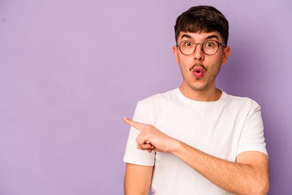 Junger Kaukasischer Mann Isoliert Auf Violettem Hintergrund Der Zur Seite — Stockfoto