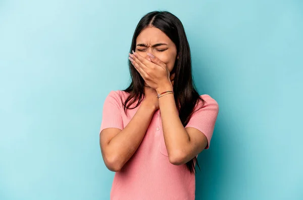 Mujer Hispana Joven Aislada Sobre Fondo Azul Sufre Dolor Garganta — Foto de Stock