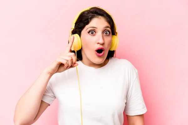 Young Caucasian Woman Listening Music Isolated Pink Background Having Idea — Φωτογραφία Αρχείου