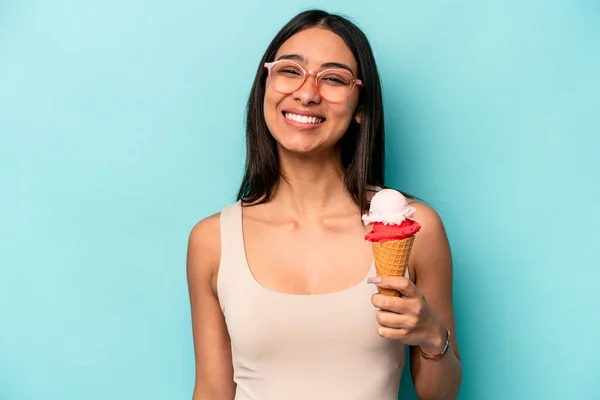年轻的惊慌失措的女人拿着一个蓝色背景的冰淇淋 — 图库照片