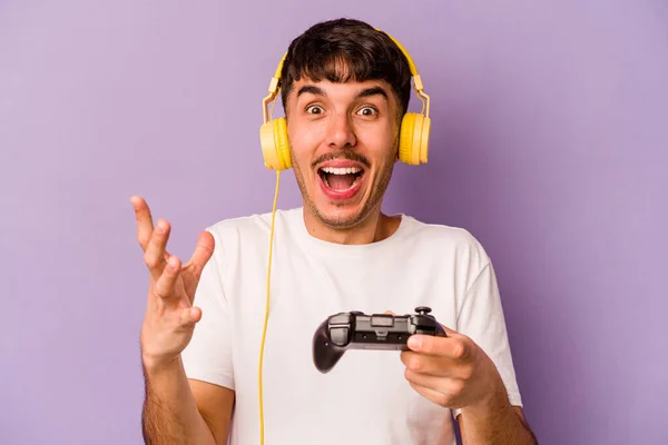 Junger Hispanischer Mann Der Mit Einem Videospielcontroller Auf Violettem Hintergrund — Stockfoto