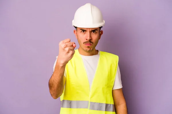 Jovem Trabalhador Hispânico Isolado Fundo Roxo Mostrando Punho Para Câmera — Fotografia de Stock