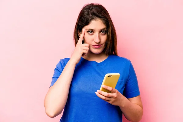 Joven Mujer Caucásica Sosteniendo Teléfono Móvil Aislado Sobre Fondo Rosa — Foto de Stock