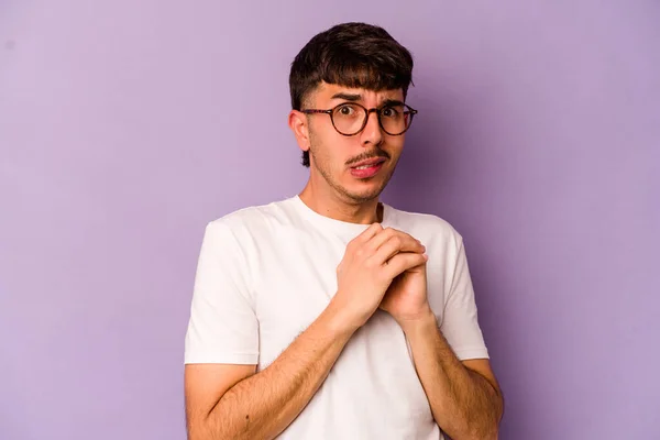 Jovem Caucasiano Isolado Fundo Roxo Assustado Com Medo — Fotografia de Stock