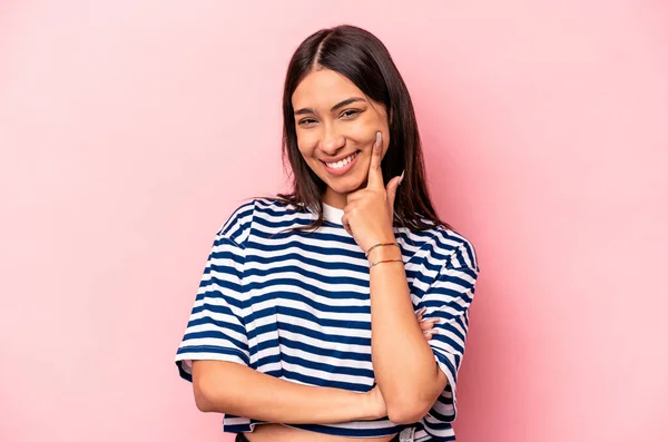 Mulher Hispânica Jovem Isolado Fundo Rosa Sorrindo Feliz Confiante Tocando — Fotografia de Stock