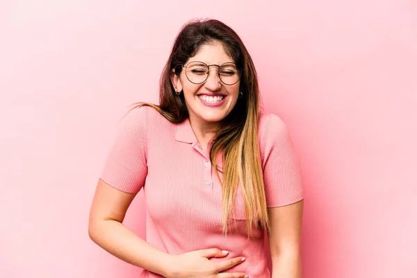 Mulher Branca Jovem Isolado Fundo Rosa Toca Barriga Sorri Suavemente — Fotografia de Stock