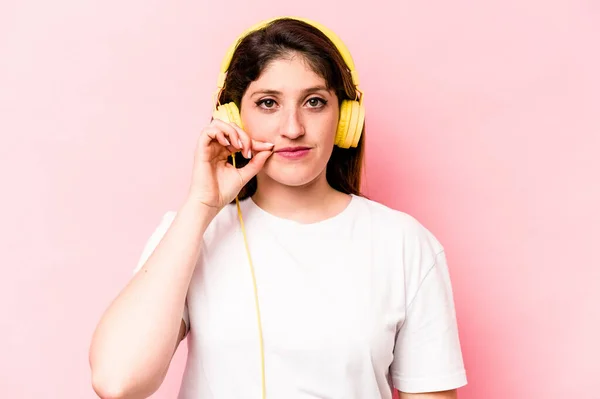 Νεαρή Καυκάσια Γυναίκα Που Ακούει Μουσική Απομονωμένη Ροζ Φόντο Δάχτυλα — Φωτογραφία Αρχείου