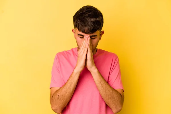 Jovem Caucasiano Isolado Fundo Amarelo Orando Mostrando Devoção Pessoa Religiosa — Fotografia de Stock