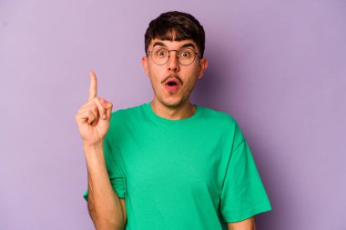 Mor arka planda soyutlanmış genç beyaz bir adamın bir fikri, ilham konsepti var..