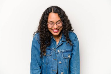 Beyaz arka planda izole edilmiş genç İspanyol kadın gülüyor ve gözlerini kapıyor, rahatlamış ve mutlu hissediyor..