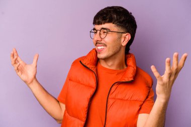 Mor arka planda izole edilmiş beyaz bir adam neşeli bir şekilde gülüyor. Mutluluk kavramı.