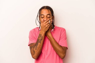 Beyaz arka planda izole edilmiş genç Afrikalı Amerikalı bir adam virüs ya da enfeksiyon yüzünden boğazında acı çekiyor..