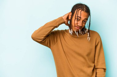 Genç Afrikalı Amerikalı adam mavi arka planda izole edilmiş mutlu, güler yüzlü ve neşeli..