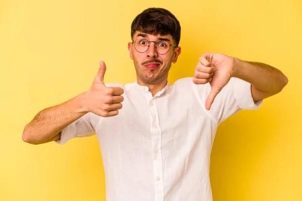Νεαρός Καυκάσιος Άνδρας Απομονωμένος Κίτρινο Φόντο Που Δείχνει Τους Αντίχειρες — Φωτογραφία Αρχείου