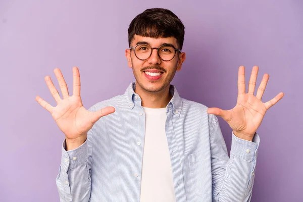 Jeune Homme Caucasien Isolé Sur Fond Violet Montrant Numéro Dix — Photo