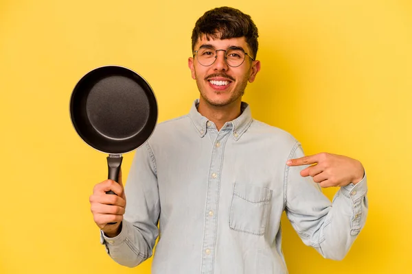 Jeune Cuisinière Hispanique Tenant Poêle Isolée Sur Fond Jaune Personne — Photo