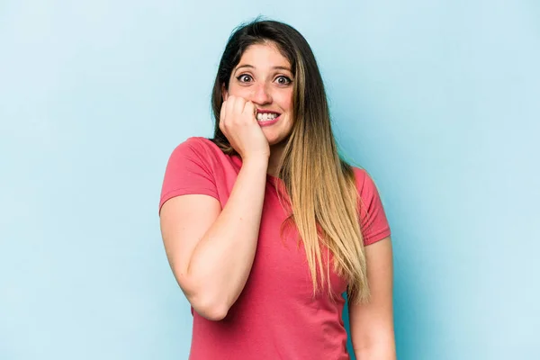 Junge Kaukasische Frau Isoliert Auf Blauem Hintergrund Beißt Fingernägel Nervös — Stockfoto