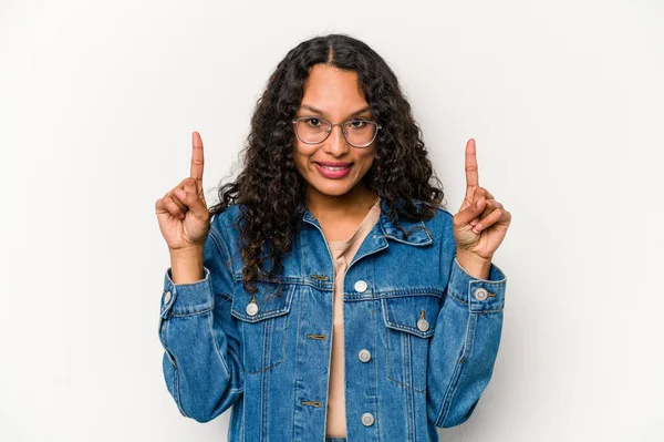 Young Hispanic Woman Isolated White Background Indicates Both Fore Fingers — Stockfoto
