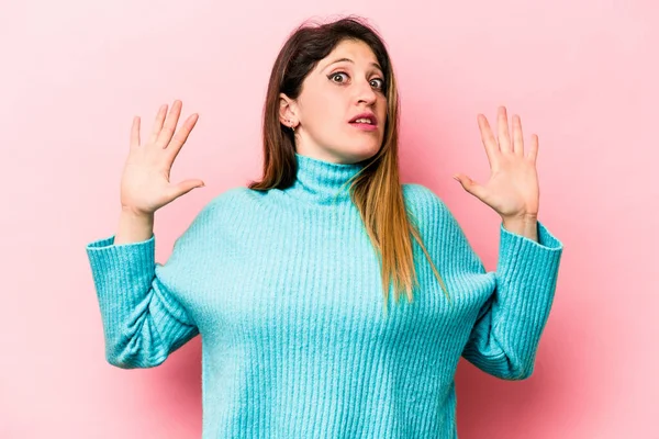 Joven Mujer Caucásica Aislada Sobre Fondo Rosa Siendo Sorprendida Debido —  Fotos de Stock