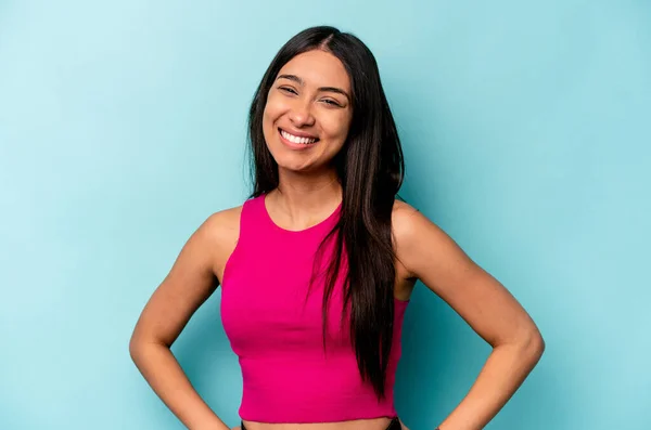 Jonge Latino Vrouw Geïsoleerd Blauwe Achtergrond Zelfverzekerd Houden Handen Heupen — Stockfoto