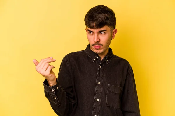 Jonge Blanke Man Geïsoleerd Gele Achtergrond Wijzend Met Vinger Naar — Stockfoto