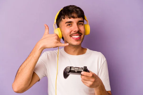 Jovem Hispânico Jogando Com Controlador Videogame Isolado Fundo Roxo Mostrando — Fotografia de Stock