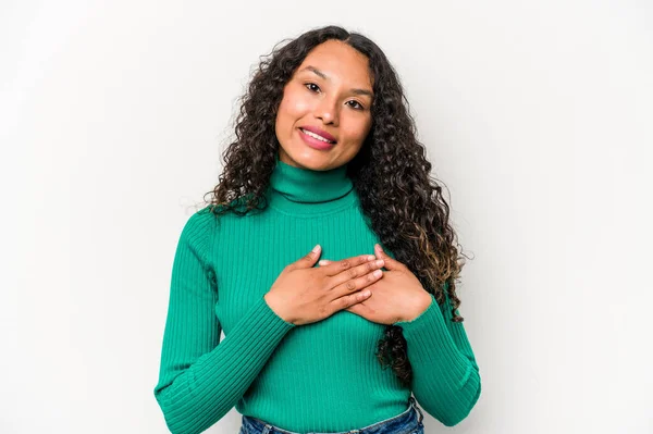 Junge Hispanische Frau Isoliert Auf Weißem Hintergrund Hat Freundlichen Gesichtsausdruck — Stockfoto