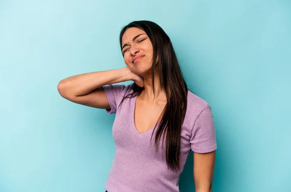 Junge Hispanische Frau Isoliert Auf Blauem Hintergrund Mit Nackenschmerzen Aufgrund — Stockfoto