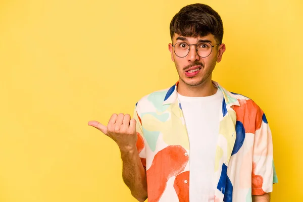Junger Kaukasischer Mann Isoliert Auf Gelbem Hintergrund Schockiert Mit Zeigefinger — Stockfoto