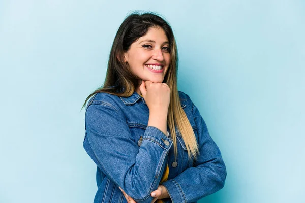 Mulher Caucasiana Jovem Isolado Fundo Azul Sorrindo Feliz Confiante Tocando — Fotografia de Stock