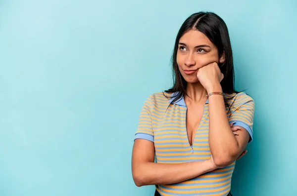 Young Hispanic Woman Isolated Blue Background Relaxed Thinking Something Looking — Stock Photo, Image