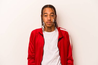 Genç Afrikalı Amerikalı adam beyaz arka planda izole edilmiş üzgün, ciddi yüzlü, mutsuz ve hoşnutsuz..