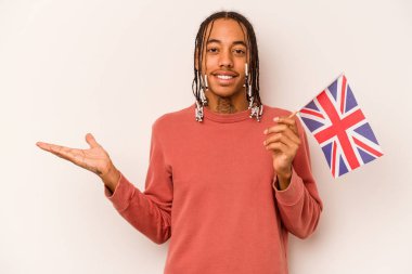 Beyaz arka planda İngiliz bayrağı tutan genç Afrikalı Amerikalı bir adam bir avuç içinin fotokopisini çekiyor ve belinde bir el daha tutuyor..