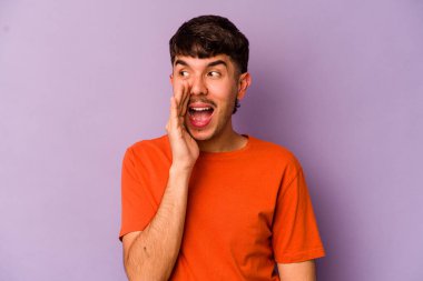 Mor arka planda izole edilmiş beyaz bir adam heyecanlı bir şekilde bağırıyor..