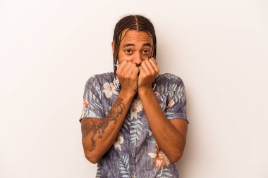 Genç Afrikalı Amerikalı bir adam beyaz arka planda izole edilmiş tırnak yiyor, gergin ve endişeli..