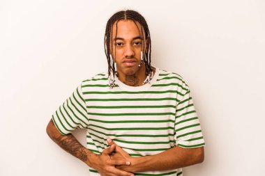 Beyaz arka planda karaciğer ağrısı ve karın ağrısı çeken genç bir Afrikalı Amerikalı..