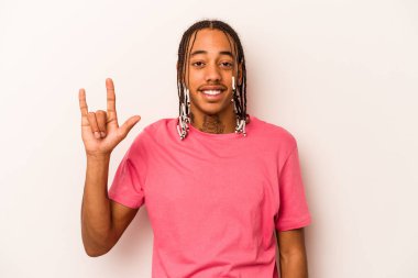 Beyaz arka planda izole edilmiş genç Afrikalı Amerikalı bir adam bir devrim konsepti olarak boynuz hareketi gösteriyor..